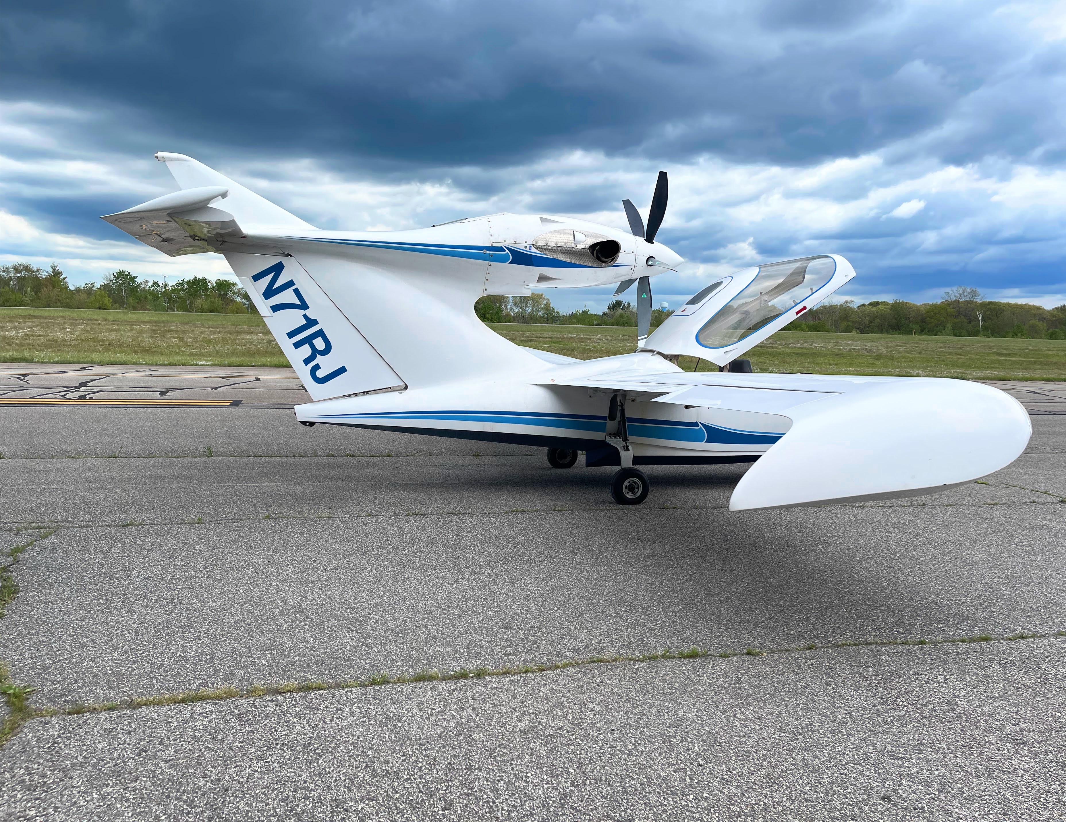 N71RJ In the Style